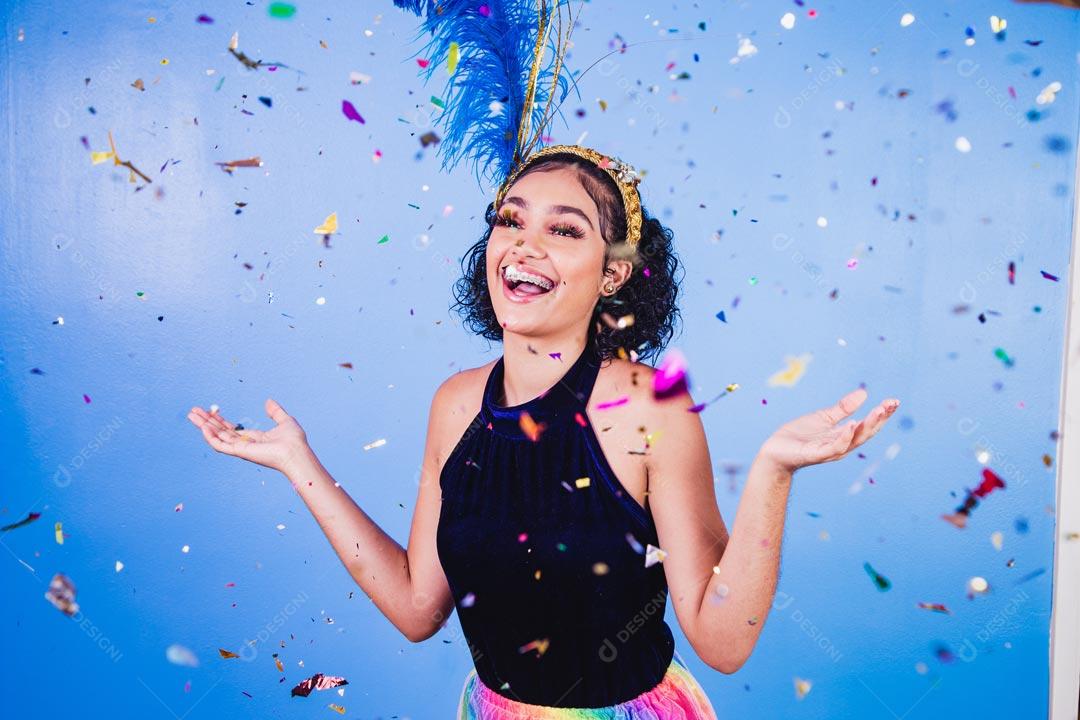 Mulher Fantasiada Curtindo a Festa de Carnaval Brasileira Com Mascara Dourada