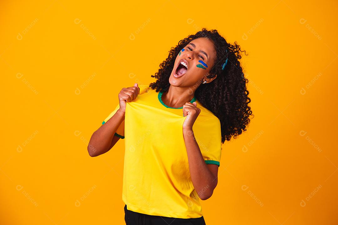 Fã brasileira comemorando gol