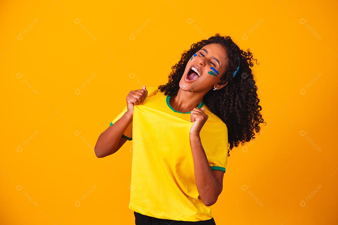 Fã brasileira comemorando gol