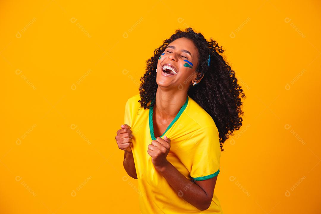 Fã brasileira comemorando gol