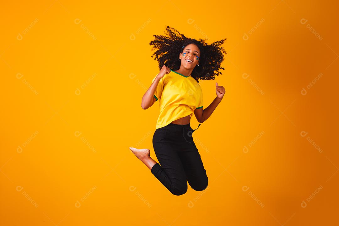 Fã brasileiro.Pulando para comemorar