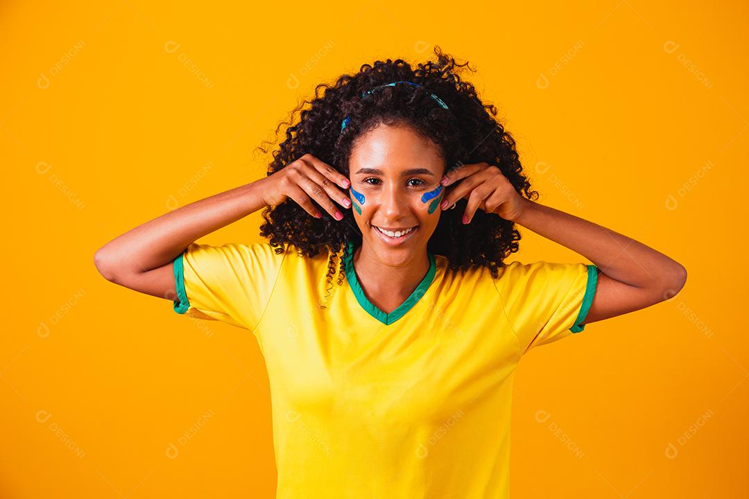 Fã brasileiro usando tinta como maquiagem