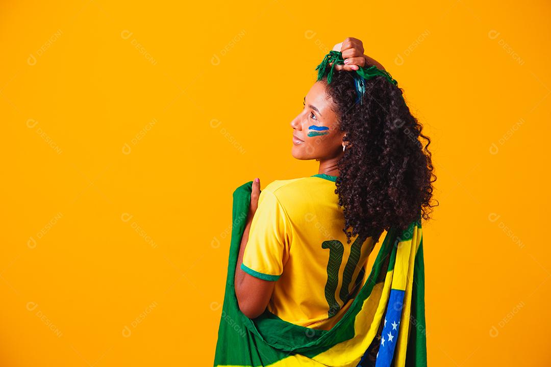 Fã brasileiro vestindo bandeira