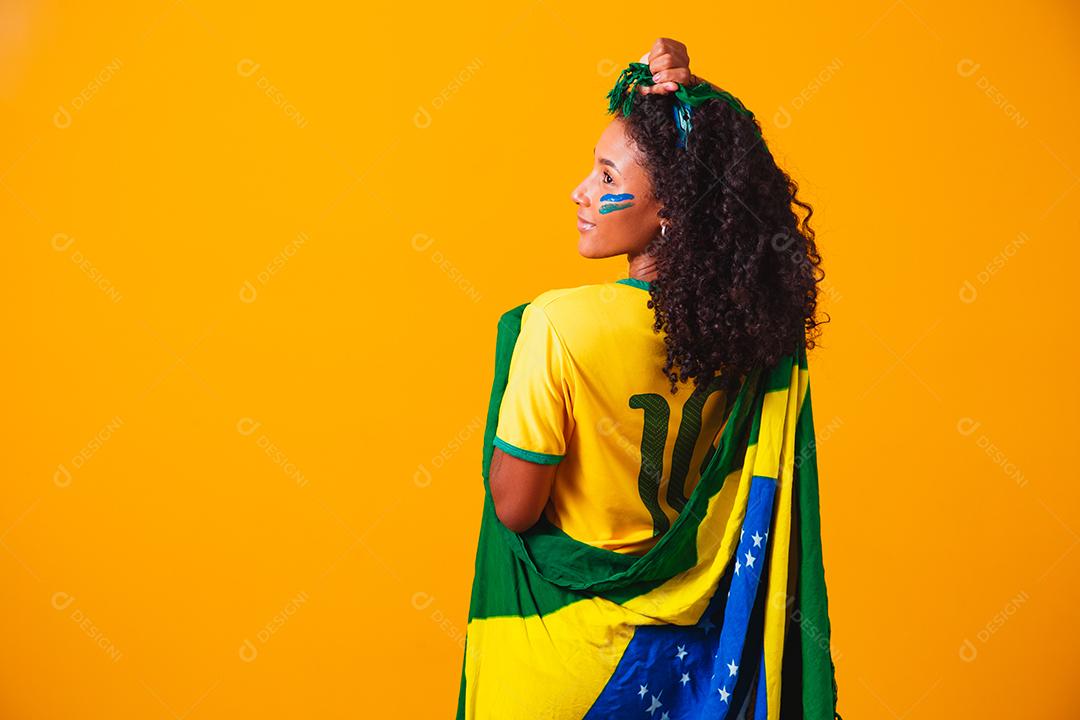 Fã brasileiro vestindo bandeira