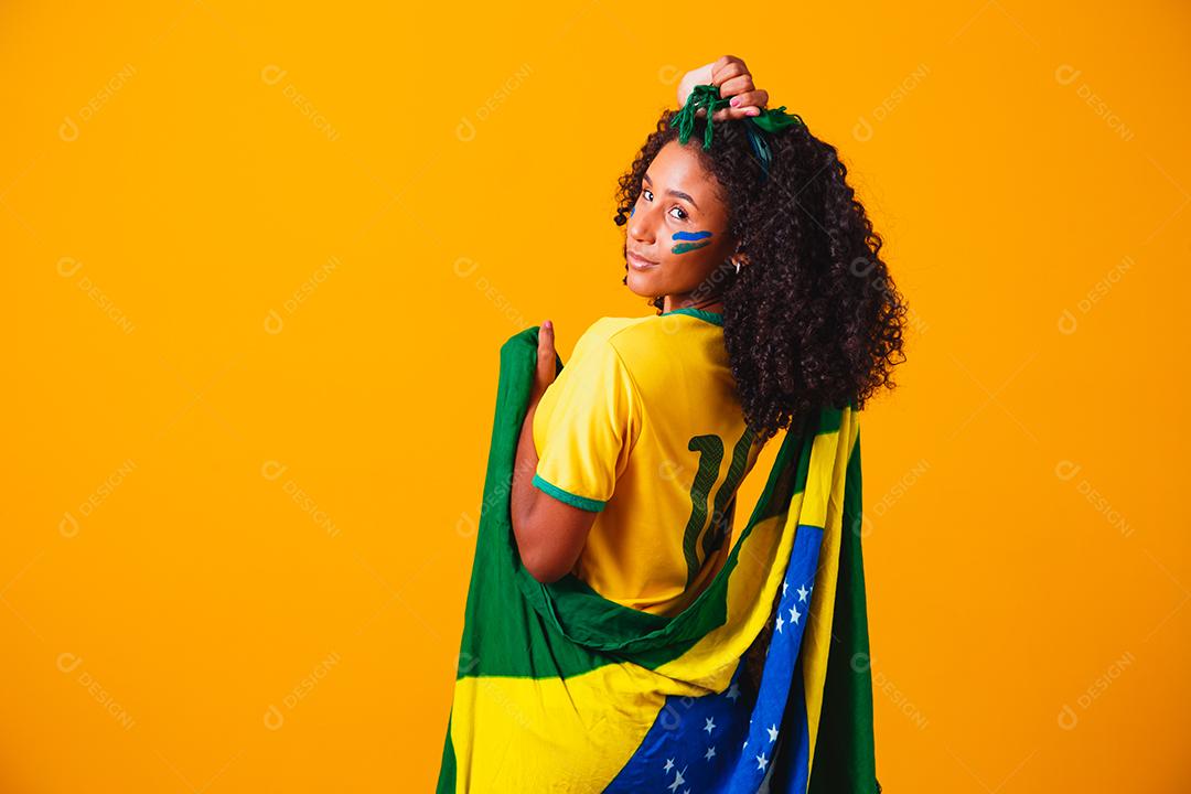 Fã brasileiro vestindo bandeira