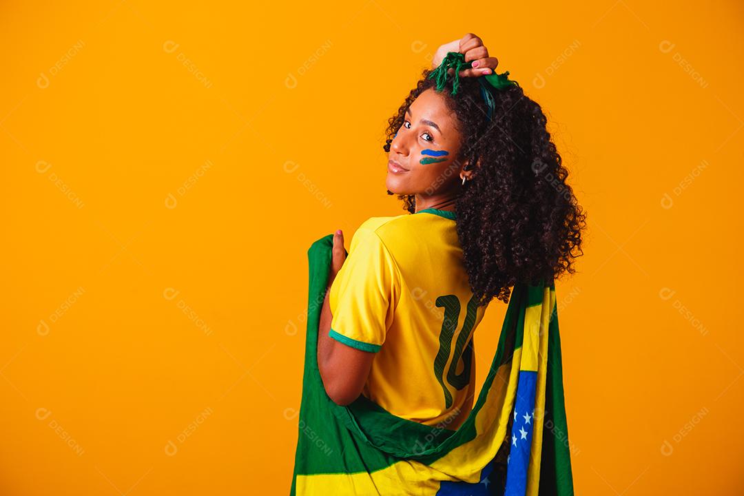 Fã brasileiro vestindo bandeira