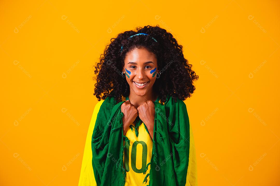 Fã brasileiro vestindo bandeira