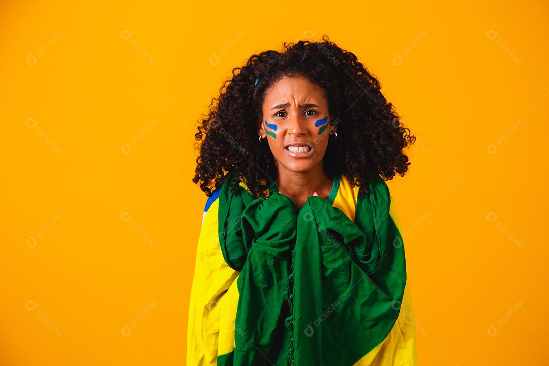 Fã brasileiro vestindo bandeira