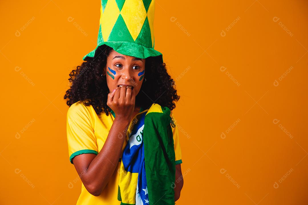 Fã brasileiro vestindo bandeira