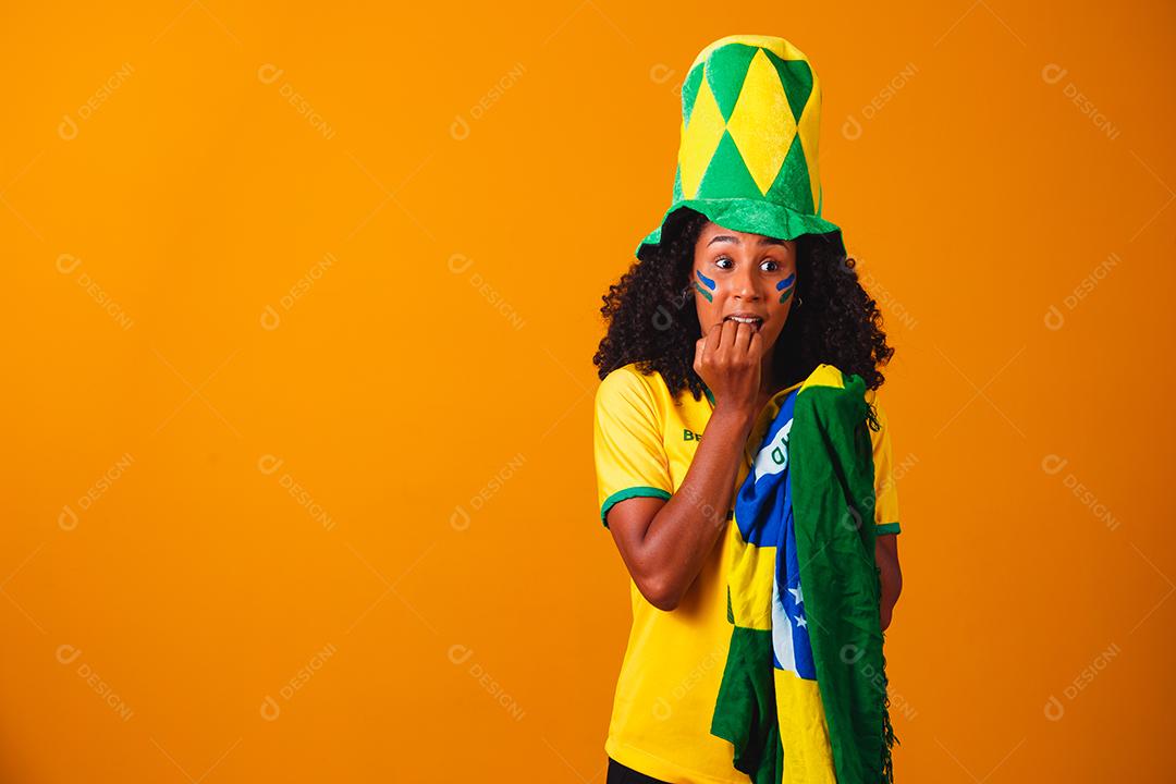 Fã brasileiro vestindo bandeira
