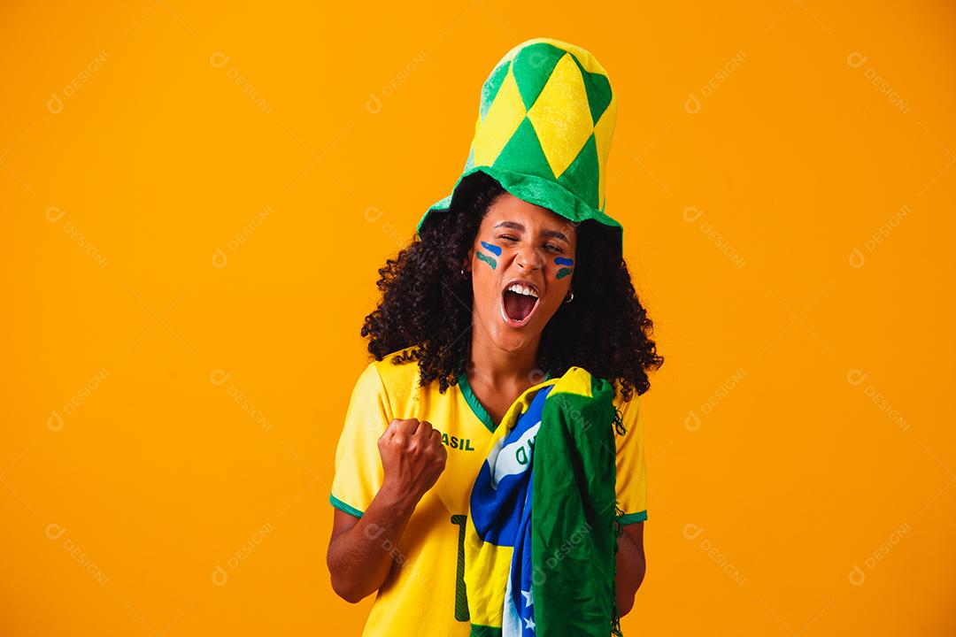 Fã brasileiro comemorando gol