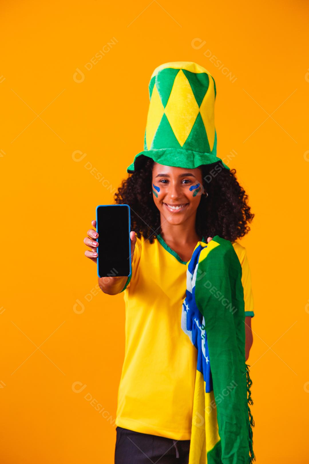 Fã brasileiro mostrando seu celular