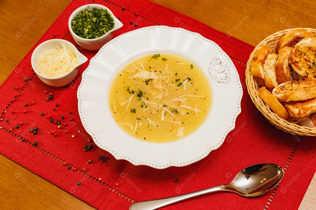 Delicioso e saboroso Caldo de Mandioca acompanhado e torradinhas
