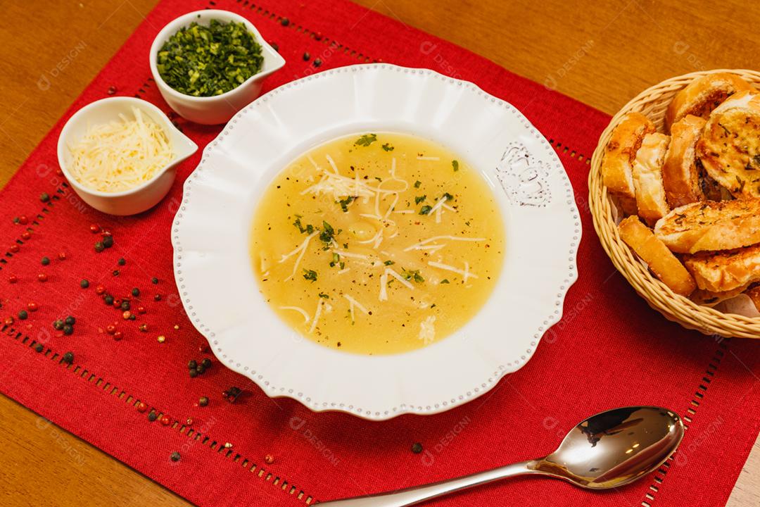 Delicioso e saboroso Caldo de Mandioca acompanhado e torradinhas