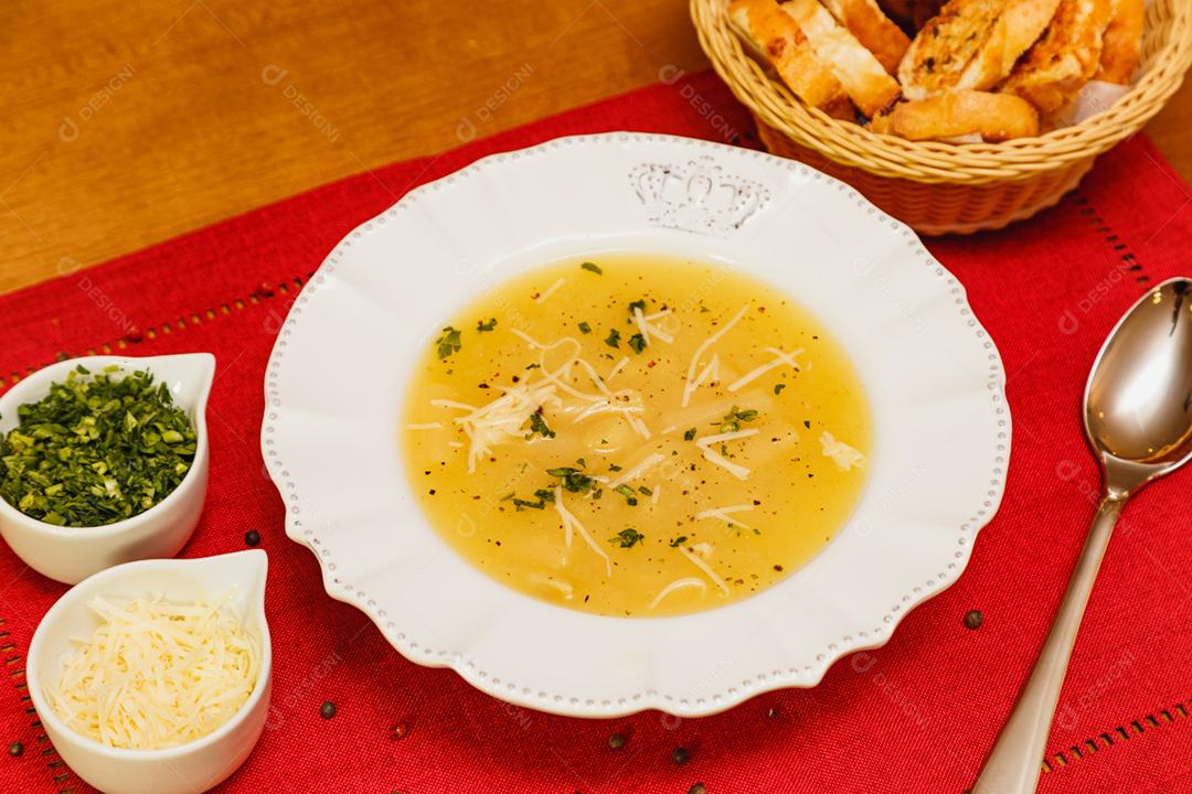 Delicioso e saboroso Caldo de Mandioca acompanhado e torradinhas