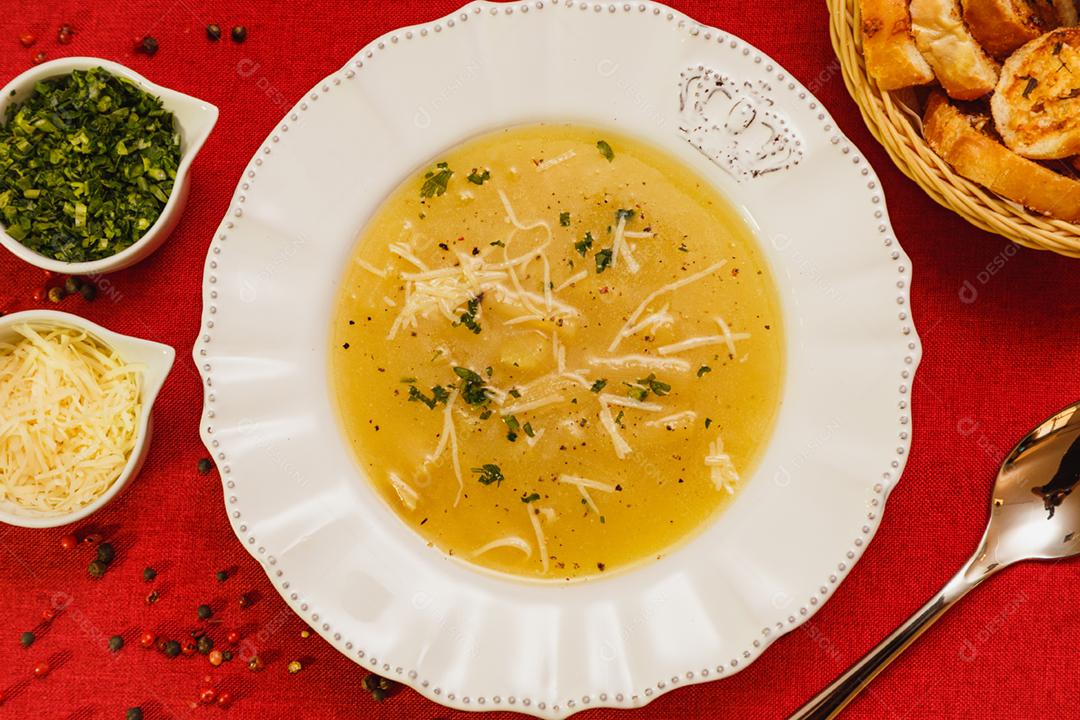Delicioso e saboroso Caldo de Mandioca acompanhado e torradinhas