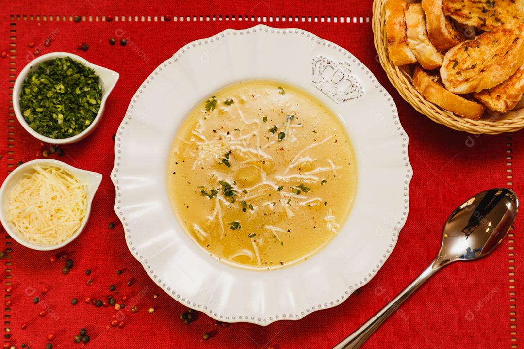 Delicioso e saboroso Caldo de Mandioca acompanhado e torradinhas