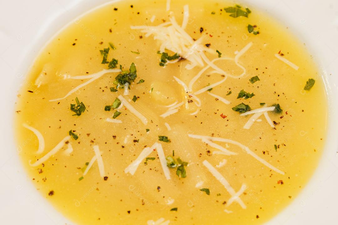 Delicioso e saboroso Caldo de Mandioca acompanhado e torradinhas