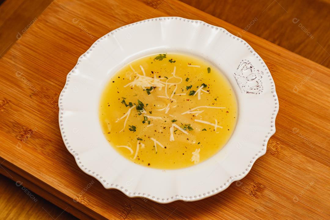 Delicioso e saboroso Caldo de Mandioca acompanhado e torradinhas