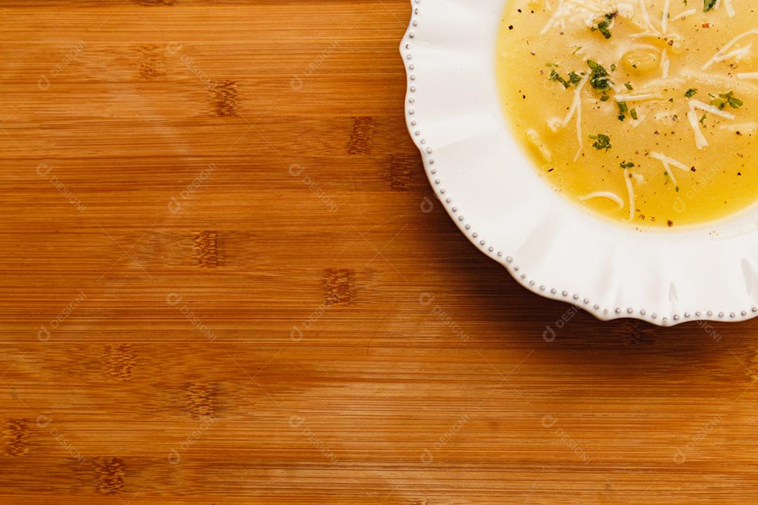 Delicioso e saboroso Caldo de Mandioca acompanhado e torradinhas