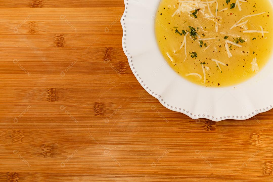 Delicioso e saboroso Caldo de Mandioca acompanhado e torradinhas