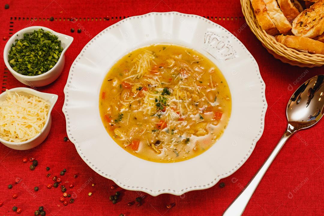 Deliciosa sopa de macarrão com vários legumes, vegetais