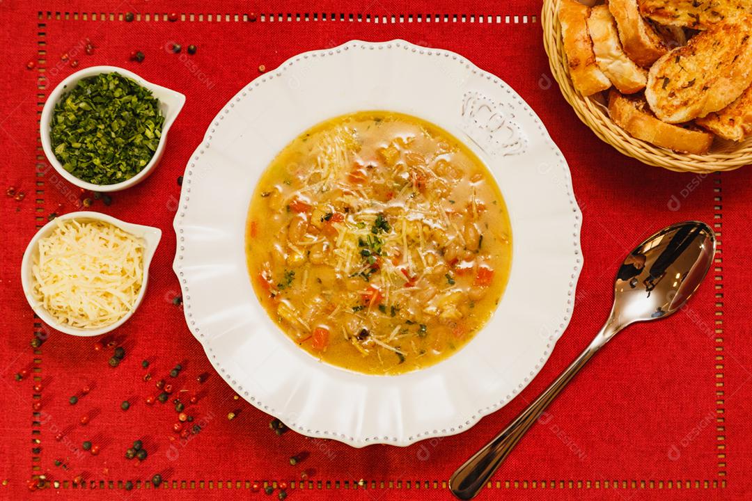 Deliciosa sopa de macarrão com vários legumes, vegetais