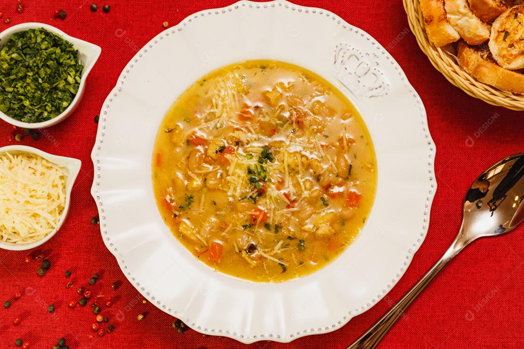 Deliciosa sopa de macarrão com vários legumes, vegetais