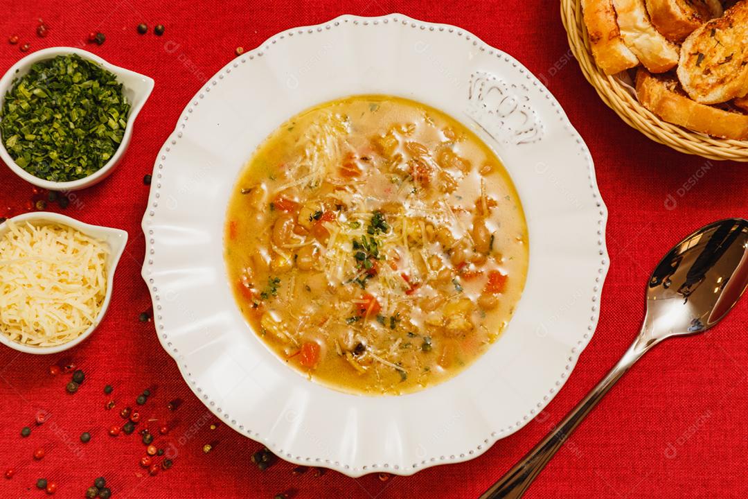 Deliciosa sopa de macarrão com vários legumes, vegetais