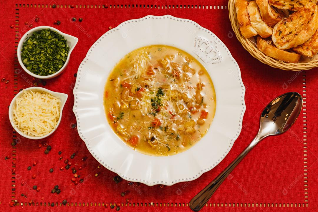 Deliciosa sopa de macarrão com vários legumes, vegetais