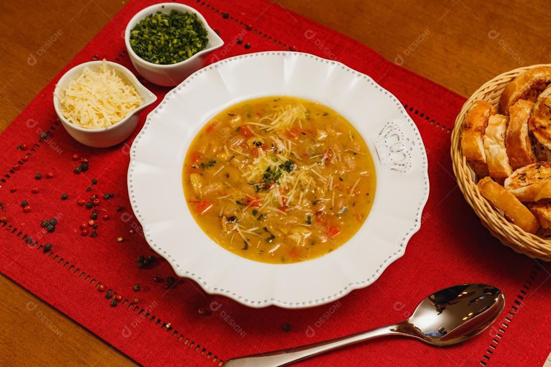 Deliciosa sopa de macarrão com vários legumes, vegetais