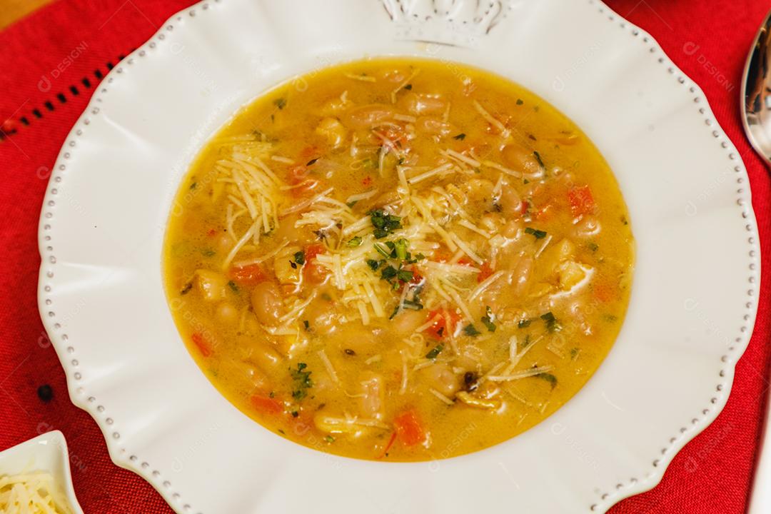 Deliciosa sopa de macarrão com vários legumes, vegetais