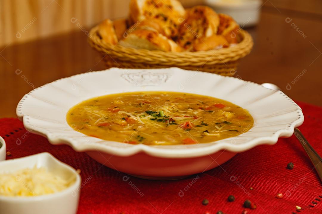 Deliciosa sopa de macarrão com vários legumes, vegetais