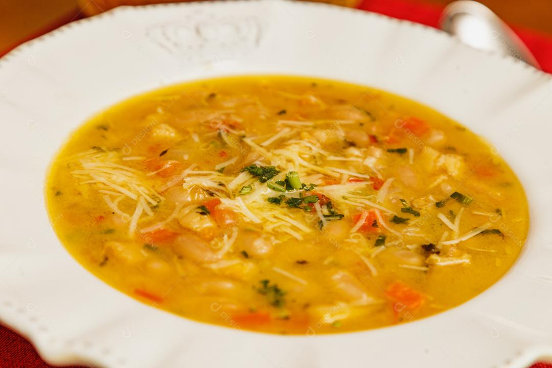 Deliciosa sopa de macarrão com vários legumes, vegetais