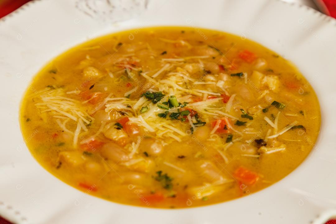 Deliciosa sopa de macarrão com vários legumes, vegetais