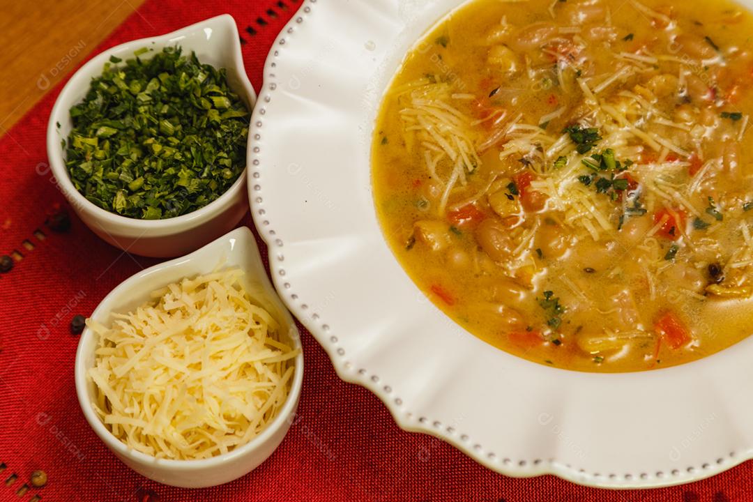 Deliciosa sopa de macarrão com vários legumes, vegetais