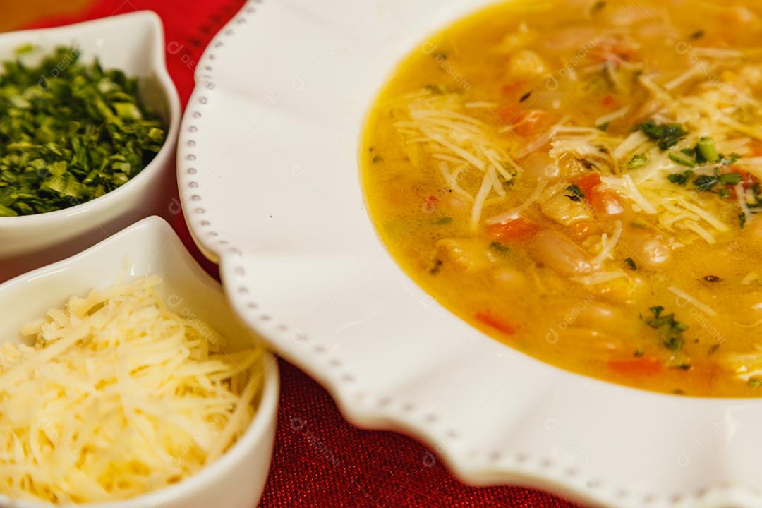 Deliciosa sopa de macarrão com vários legumes, vegetais