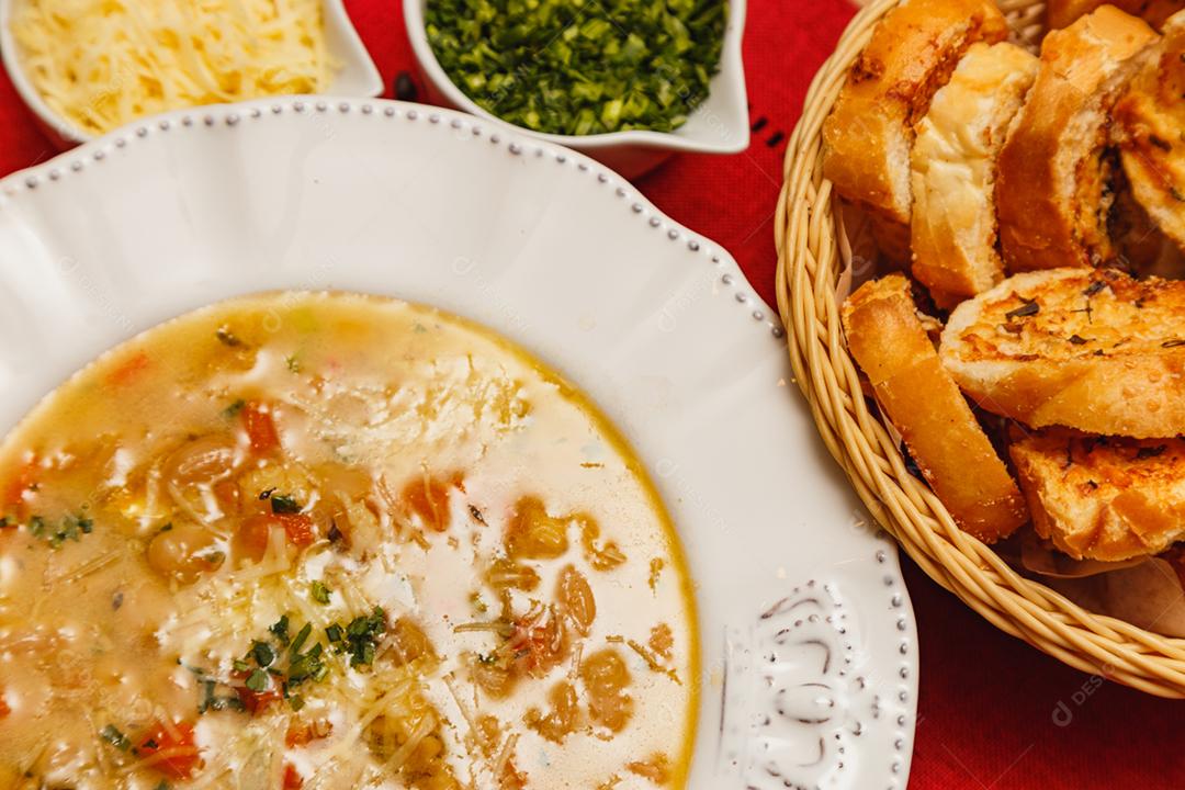 Deliciosa sopa de macarrão com vários legumes, vegetais