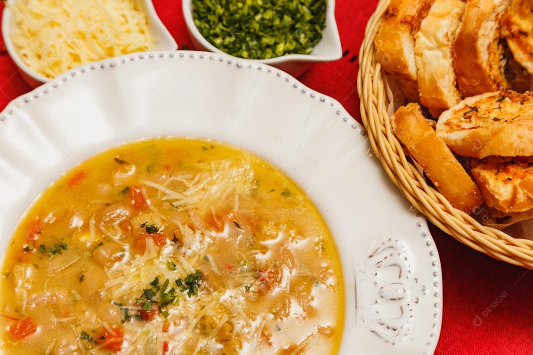 Deliciosa sopa de macarrão com vários legumes, vegetais