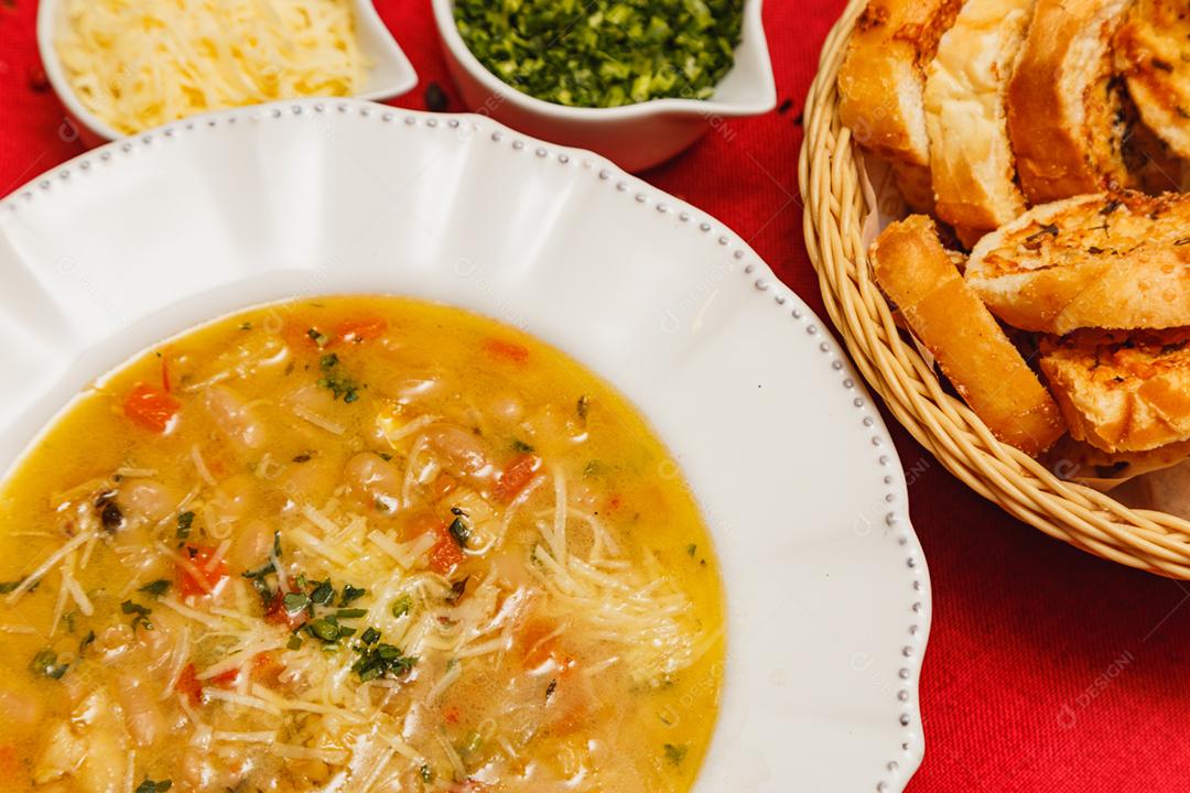 Deliciosa sopa de macarrão com vários legumes, vegetais