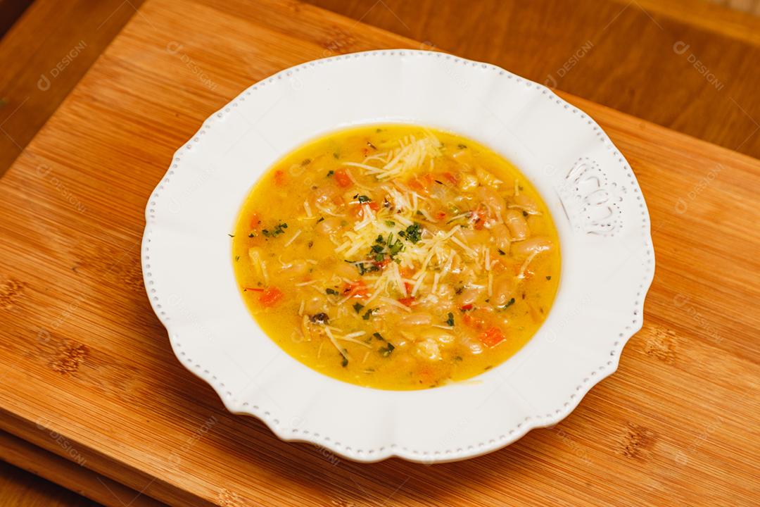 Deliciosa sopa de macarrão com vários legumes, vegetais