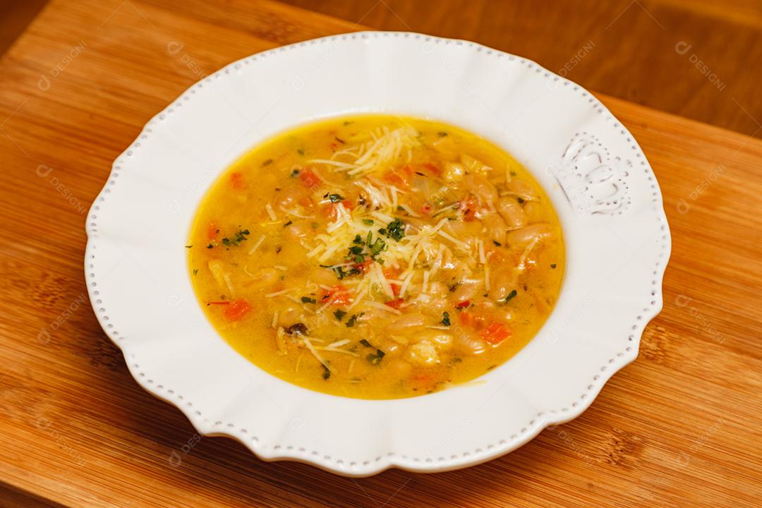 Deliciosa sopa de macarrão com vários legumes, vegetais