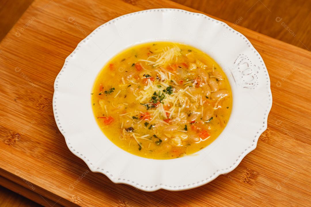 Deliciosa sopa de macarrão com vários legumes, vegetais