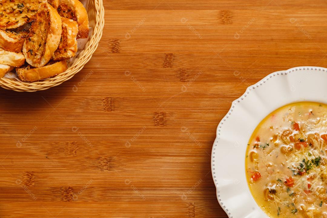 Deliciosa sopa de macarrão com vários legumes, vegetais