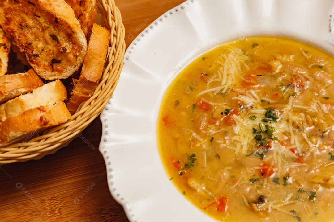 Deliciosa sopa de macarrão com vários legumes, vegetais
