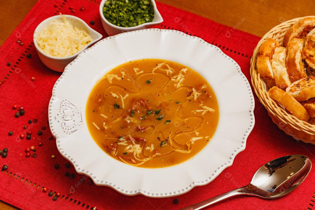 Delicioso caldo de batata com bacon, feijão branco, batata bacon