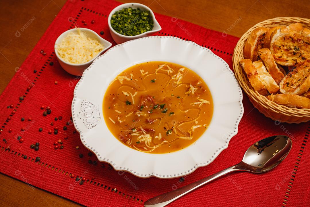 Delicioso caldo de batata com bacon, feijão branco, batata bacon