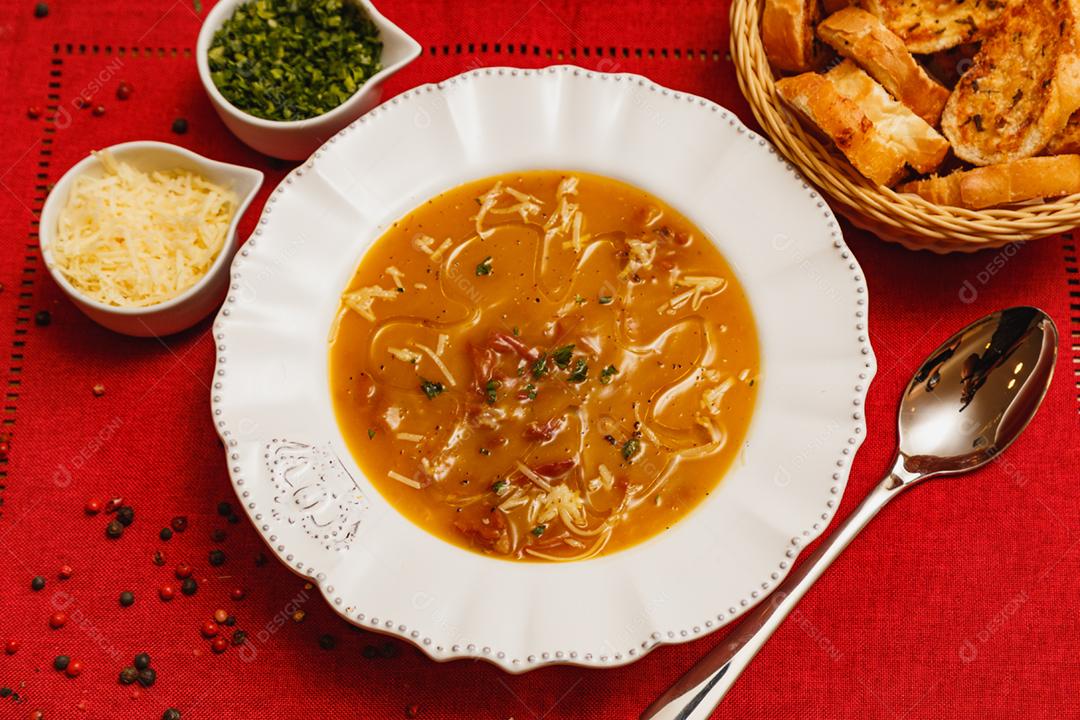 Delicioso caldo de batata com bacon, feijão branco, batata bacon