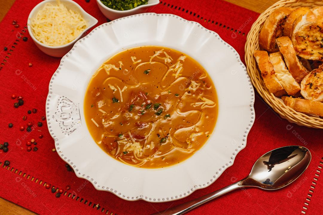 Delicioso caldo de batata com bacon, feijão branco, batata bacon