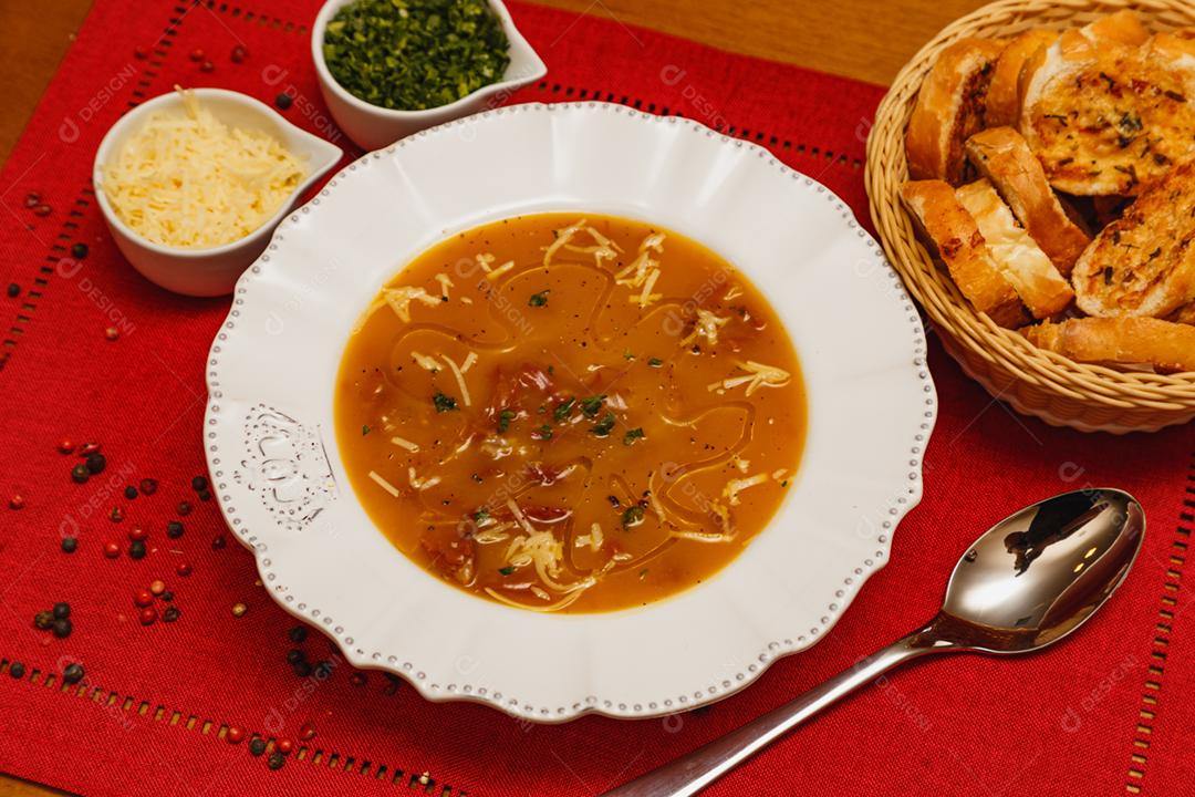 Delicioso caldo de batata com bacon, feijão branco, batata bacon